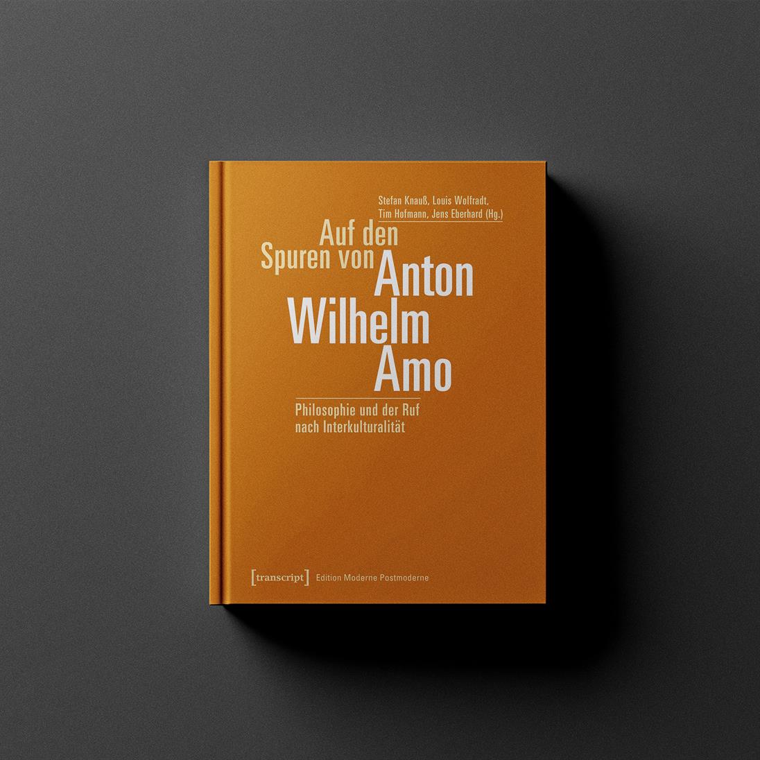 Auf dem Bild wird das Buch "Auf den Spuren von Anton Wilhelm Amo" auf grauem Hintergund abgebildet. Geschrieben von Stefan Knauß, Louis Wolfradt, Tim Hofmann und Jens Eberhard. 